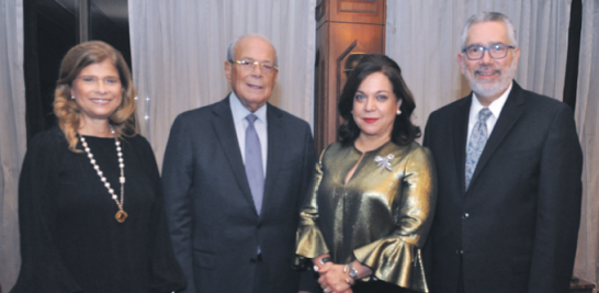 Pilar González Ariza, Octavio González Milar, Fabiola Herrera de Valdez y Enrique Valdez.