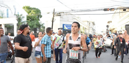 El venezolano Pedro Mora cruza la meta de los 42 kilómetros para ganar el maratón La Vega-Moca-La Vega.
