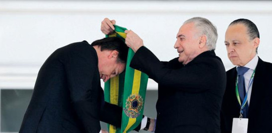 Traspado. El saliente presidente de Brasil, Michel Temer, cuando O rden y Progreso. colocaba la banda presidencial al ultraderechista Jair Bolsonario.