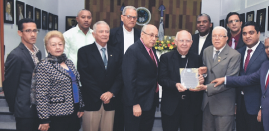 Distinción. Momento de la entrega del reconocimiento al obispo emérito, Antonio Camilo González.