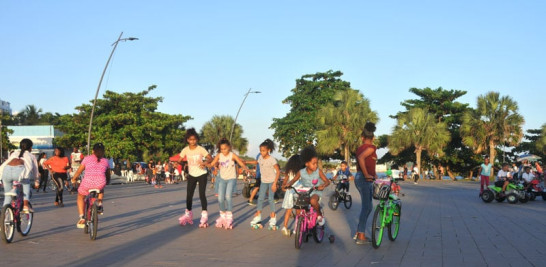 Recreación. Decenas de niños disfrutan del Día de los Reyes Magos con sus juguetes en la plaza Juan Barón en la capital.