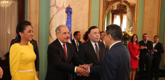 Salutación. El presidente Danilo Medina y su esposa Cándida Montilla de Medina reciben los acostumbrados saludos de Año Nuevo de funcionarios, diplomáticos y religiosos en el Salón de Embajadores del Palacio Nacional.