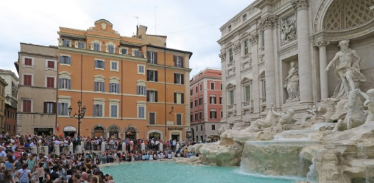 Diariamente, miles de personas visitan la fuente en la ciudad de Roma.