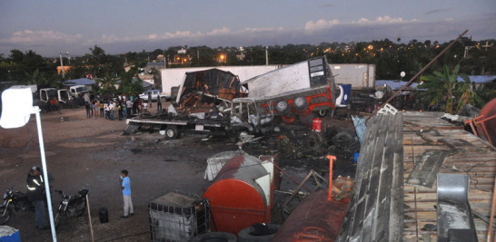 Destrozos. Varios camiones y algunas casas sufrieron daños de consideración debido al estallido de la recicladora de combustible.