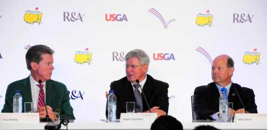 Desde la izquierda Fred Ridle, ejecutivo del Masters Tournament; Martin Slumber, ejecutivo de la R&A; y Mike Davis, Executive Director of USGA, en la rueda de prensa de ayer.