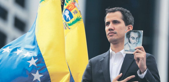 "Interino". El presidente del Parlamento venezolano, Juan Guaidó, anuncia que asume las competencias del Ejecutivo, en lo que llamó la lucha en contra de la usurpación de la Presidencia por parte de Nicolás Maduro.