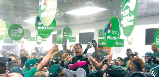 CELEBRACIÓN. Integrantes del conjunto de las Estrellas Orientales festejan la corona alcanzada la noche de este miércoles al derrotar 4-0 a los Toros, en el quinto partido de la serie final.