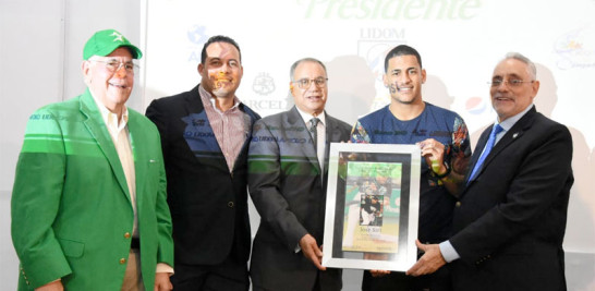 José Sirí, Jugador Más Valioso de la serie, es galardonado por Vitelio Mejía, Andrés Vanderhorst, José Mallén y Erick Almonte.