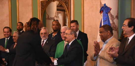 El jugador Héctor Gómez, tercera base de las Estrellas Orientales, recibe el saludo del presidente Medina.