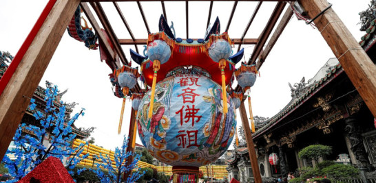 6) fieles asisten para orar en el Templo de Lungshan durante las celebraciones del Año Nuevo Chino en Taipei, Taiwán.