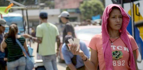 Una mujer vende medicamentos en Cúcuta, Colombia, cerca del puente internacional Simón Bolívar, en la frontera con Táchira, Venezuela