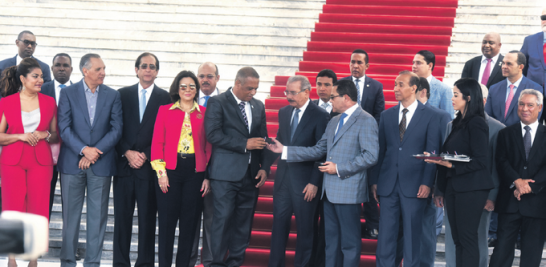 Acto. El presidente Danilo Medina, la vicepresidente Margarita Cedeño, y el director general del Infotep, Rafael Ovalles, encabezaron la entrega de las unidades.