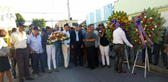 Ofrenda. Ciudadanos banilejos llevaron flores el sábado pasado a este punto de la calle Wenceslao Guerrero, del sector Santa Cruz, en Baní, donde el 8 de enero fue asesinado el coronel Daniel Ramos Álvarez.