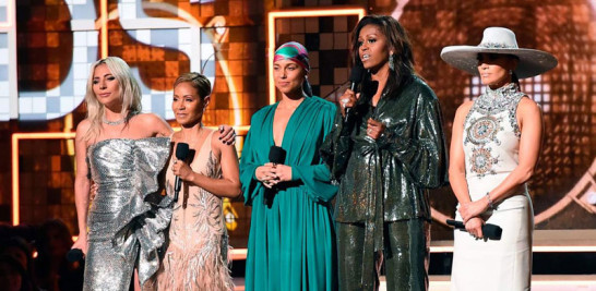 Para recordar. Una imagen que ha dado la vuelta al mundo: la presencia
en el escenario de cinco mujeres claves de la industria del entretenimiento, pero
también de la política. Lady Gaga, Jada Pinkett Smith, Alicia Keys, Michelle Obama
y Jennifer López.