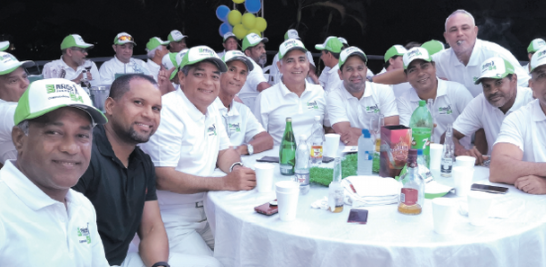 Parte del grupo de entusiastas golfistas que participaron en el Torneo Cumpleaños 544 de Modesto Díaz comparten durante la premiación.