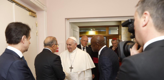 Saludo del Papa Francisco y el presidente Danilo Medina. Imágenes cortesía de la Presidencia de la República.