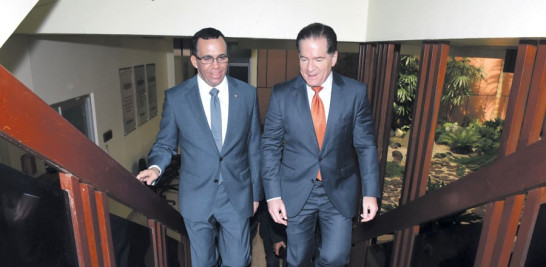 LLEGADA. Navarro cuando se dirigía a la entrevista junto al presidente de la Editora Listín Diario, Manuel Corripio Alonso.