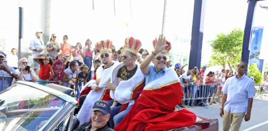 Frank Rainieri junto a Los Hermanos Rosario, coronados como Reyes Momos del Carnaval de Punta Cana.