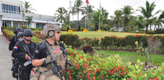 Un instructor militar de Estados Unidos dirige un equipo de fuerzas dominicanas en una operación simulada de acción contra terrorismo.