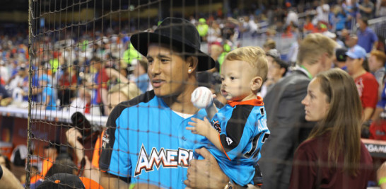 Manny Machado durante un partido de las Estrellas de las Grandes Ligas junto a su esposa Yainee Alonso y su hijo.