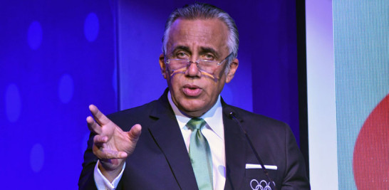 Luis Mejía mientras pronuncia el discurso de apertura de la Gala Olímpica 2019 celebrada en el salón La Fiesta del hotel Jarabua.