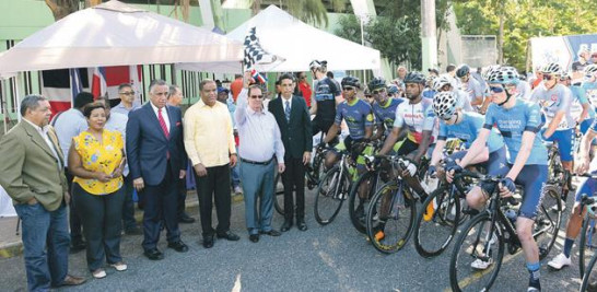El periodista Héctor J. Cruz, Editor Deportivo del Listín Diario al momento de dar el banderazo de honor que dejó formalmente inaugurada la edición 40 de la Vuelta Ciclista Independencia.
