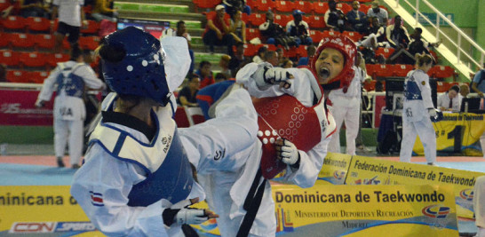 Madelyn Rodríguez conecta una patada a Katherine Alvarado, de Costa Rica, durante su combate en los -67 kilogramos.