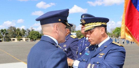 Mayor General Piloto Richard Vásquez Jiménez, junto a Ramsés Rueda Rueda, general de la Fuerza Aérea de Colombia