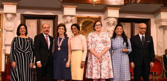 Ceremonia. El presidente Danilo Medina junto a las damas distinguidas con medalla de honor al mérito durante el acto en el Palacio Nacional.
