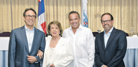Rafael Bisonó, Carmencita de Bisonó, Máximo Bisonó y Juan Antonio Bisonó.