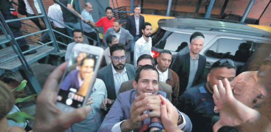 Juan Guaidó se reunió con líderes vecinales. EFE
