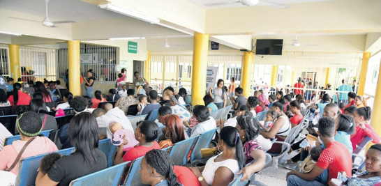 Decenas de pacientes esperan un turno para consulta en hospitales. JOSÉ MALDONADO/LD.