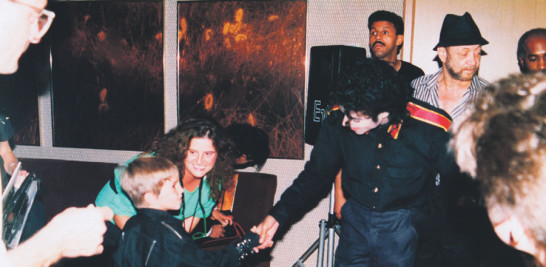 Wade Robson dándole la mano al ícono del pop Michael Jackson en 1987. AP