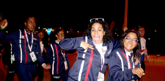 Parte de la delegación dominicana en los Juegos Mundiales de Olimpíadas Especiales muestran el atuendo para el desfile en la inauguración de Abu Dhabi.