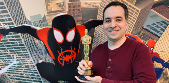 Jose Yapor Mansilla con la estatuilla del Oscar en sus manos, que obtuvo la cinta Spider- Man: Into the Spider- Verse, en la que trabajó en la animación.