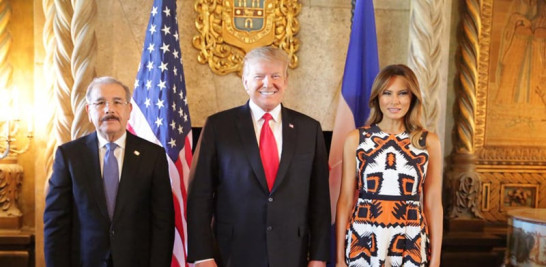 El presidente Danilo Medina junto a Donald Trump y la primera dama estadounidense, Melania Trump. EFE