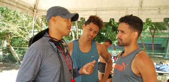 Félix Sánchez da instrucciones a los hermanos Juander y Luguelin Santos. FOTO RAMÓN RODRÍGUEZ