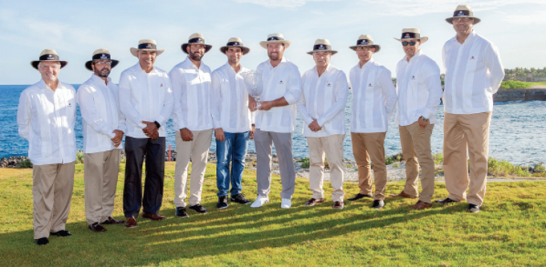 Equipo organizador del Corales Puntacana Resort & Club PGA TOUR junto al campeón.