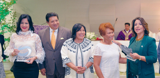 Marisol Vicens, Frank Jorge Elías, Milagros Ureña y Onelia Beltrán, quien recibe un reconocimiento de Margarita Cedeño de Fernández, por ser la primera usuaria de Cedimat.