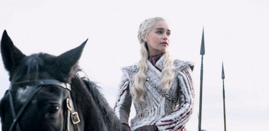 La actriz Emilia Clarke interpretando a Daenerys Targaryen , considerada la madre de los dragones.