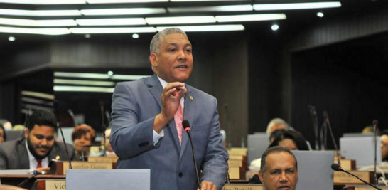Radhamés González, vocero de los diputados del PRD, dijo que llevar los jueces del TSE a juicio político.