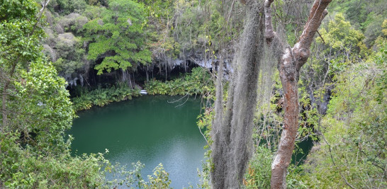 Muchos usuarios bajan hasta los manantiales del monumento natural Los Tres Ojos sin imaginarse que el cenote se puede ver desde la plataforma que sirve de techo a la gran cueva.