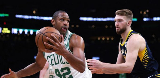 Al Horford, centro de los Celtics busca pasar el balón ante la oposición de Domantas Sabonis, de los Pacers en acción del segundo cuarto del partido dos de los playoffs. AP