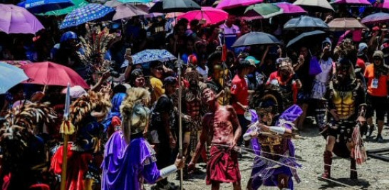 Imagenes de las ceremonias celebradas en Filipinas este viernes santo. Foto AP.