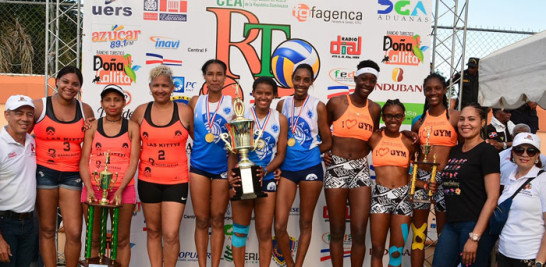 Rubén Darío Cruz, Nuris Arias y Nancy Brea, premian a los equipos campeones en la categoría femenina del voleibol playero Rubén Toyota, ganado por el equipo del Inapa.