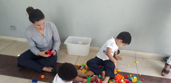 Catherine Regalado, empleada del Departamento de Mercadeo del LISTÍN DIARIO, comparte con niños de la Fundación Manos Unidas por Autismo.