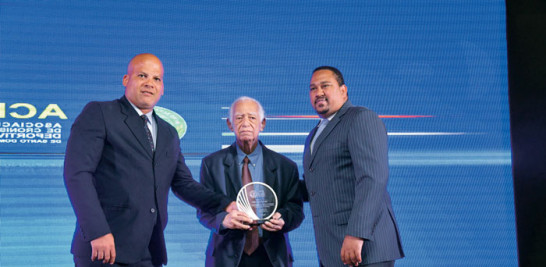 Odalis Sánchez y Neftalí Ruiz entregan una placa de reconocimiento al doctor Carlos Lamarche Rey.