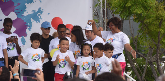 La presidenta de la Fundación Manos Unidas por Autismo, Odile Villavizar, comparte con un grupo de niños y niñas en la tarima donde hubo una presentación artístic