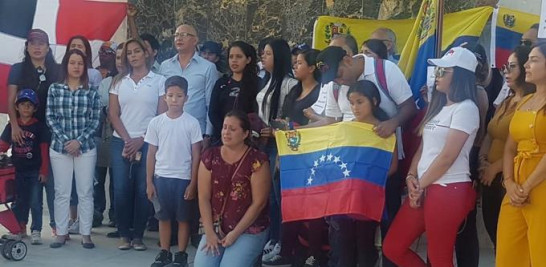 El embajador designado por Juan Guaidó en República Dominicana, Eusebio Carlino Linares junto a un grupo de Venezolanos en la Plaza Bolívar.