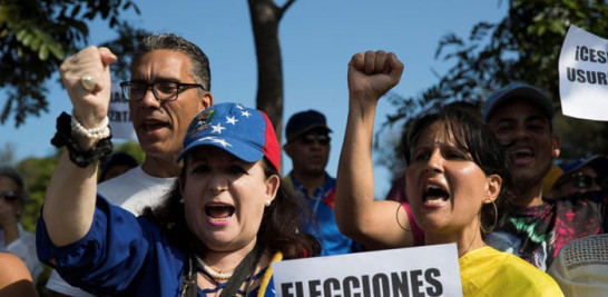 Simpatizantes de Guaidó protestan ayer frente a la Embajada de Venezuela en Santo Domingo. EFE